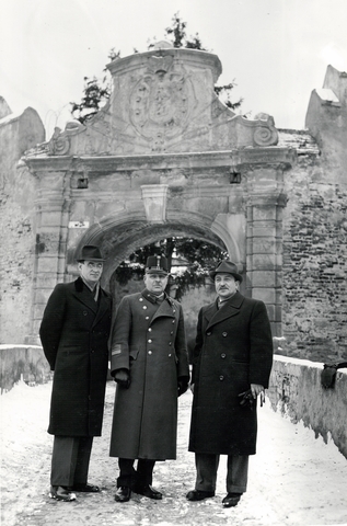 a vár főkapuja, balra Carl Lutz svájci diplomata.