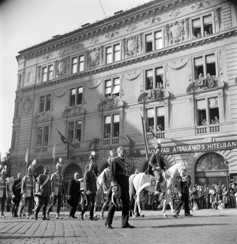 Horthy Miklós kormányzó testőreivel 1938. augusztus 20-án a Szent Jobb körmeneten - Kobr a nyilasokat a magyar politikai vezetőknél is veszélyesebbnek ábrázolta - Forrás: Fortepan, 32184. kép