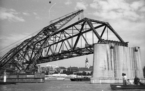 a Kossuth híd bontása. Úszódaruk leemelik a híd medernyílásának vasszerkezetét. Előtérben a Táncsics Mihály úszódaru.