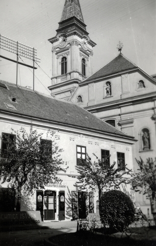 Városház tér, balra a Hiemer-ház, mögötte a Szent Imre-templom.